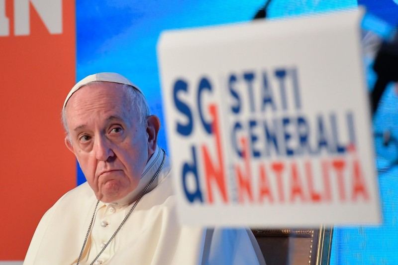 Crollo delle nascite: l’anacronismo di Papa Francesco si scontra con il Paese reale