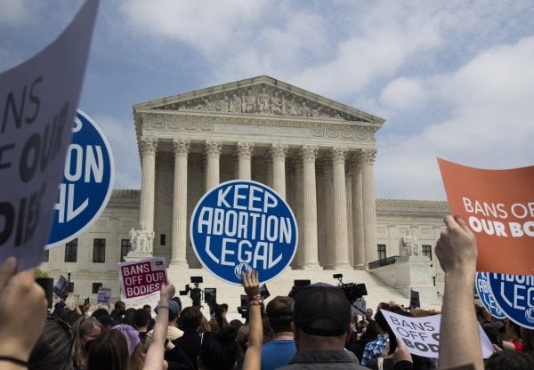 Gli USA tornano indietro di 50 anni: l’aborto non è più un diritto. Quali saranno le conseguenze economiche e sociali?