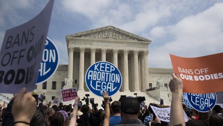 Gli USA tornano indietro di 50 anni: l’aborto non è più un diritto. Quali saranno le conseguenze economiche e sociali?