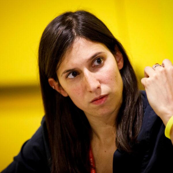 La donna in marcia: Elly Schlein tra un vento di novità ed il rischio di un (già visto) “Nuovo che avanza”